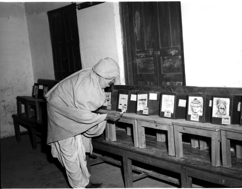 1951-52 இந்தியப் பொதுத் தேர்தலின்போது வாக்குப்பெட்டிகள்