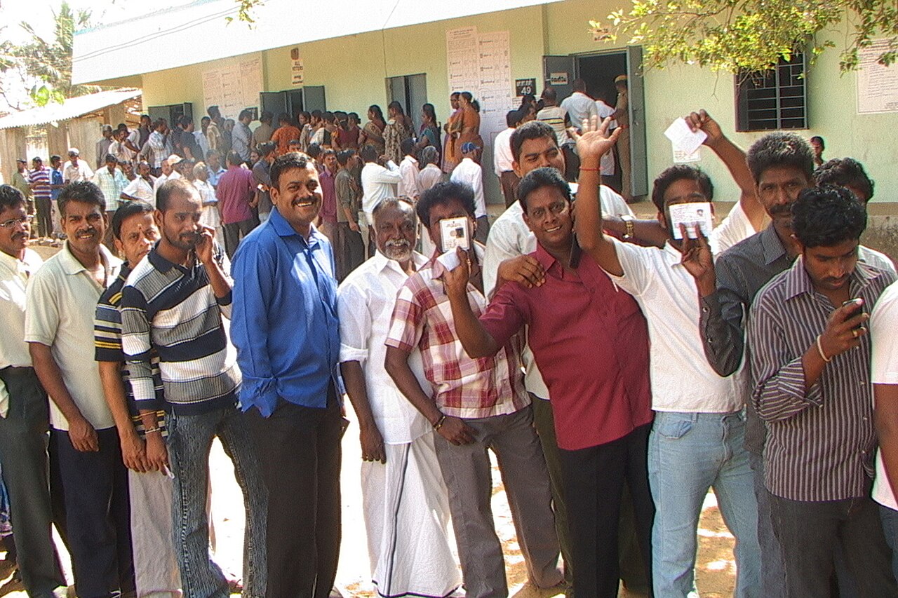 செங்கல்பட்டு தொகுதியில் வாக்குச்சாவடியில் வரிசையில் நிற்கும் வாக்காளர்கள்