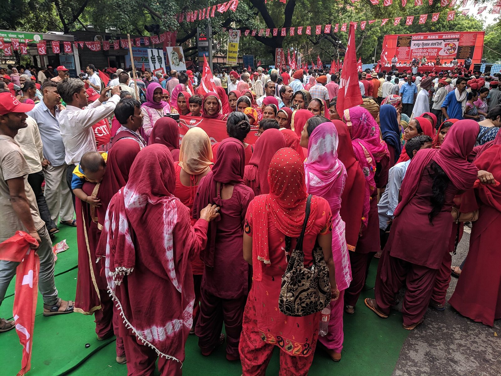 பயிர்க்கடன் தள்ளுபடி விவகாரத்தில் அடுத்தடுத்த 'யு-டர்ன்' — போராட்டத்தில் விவசாயிகள்; த.வெ.க. அரசுக்கு நெருக்கடி